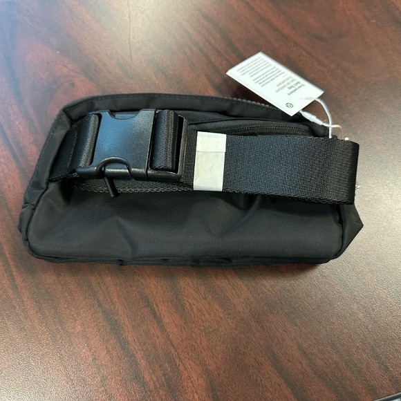 Lululemon Everywhere belt bag 1L BLACK - Picture 2 of 3